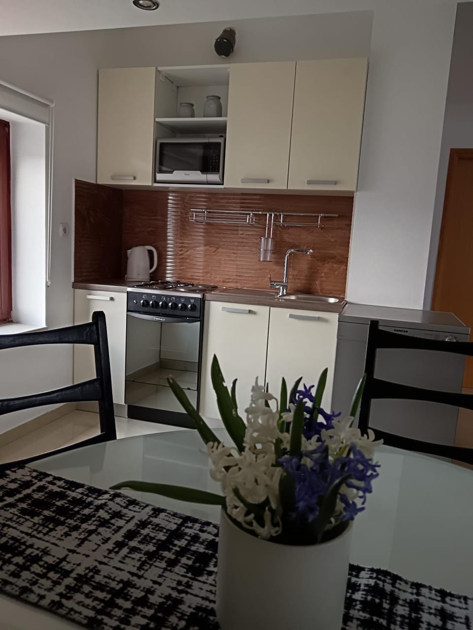 Kitchen or kitchenette, Dining area, stove