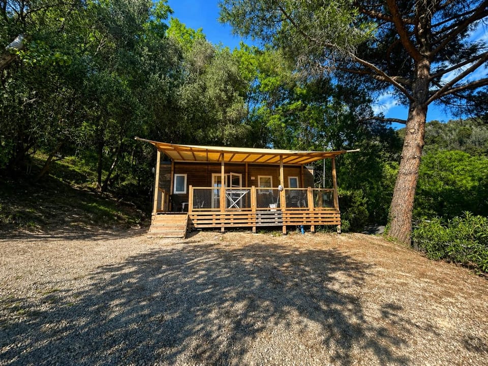Camping le Saint Louis Mobil-home tout confort 4 personnes Clim 2 salles de bain Campground/ 
RV Resort in French Riviera