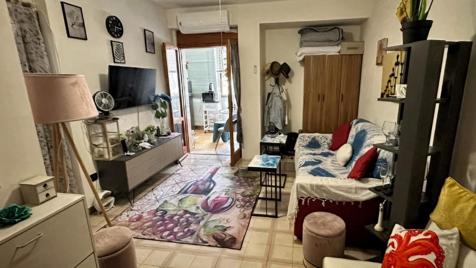 Communal lounge/ TV room, Bed, TV and multimedia, Kitchen or kitchenette, Living room, Photo of the whole room, Seating area, Evening entertainment, Bedroom, wardrobe, air conditioner