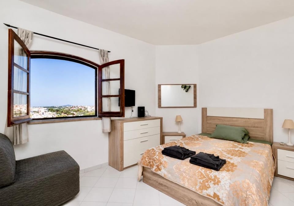 Bed, Natural landscape, TV and multimedia, Living room, Photo of the whole room, Bedroom, towels
