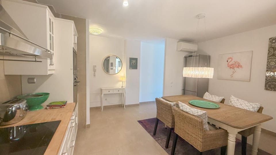 Kitchen or kitchenette, Photo of the whole room, Dining area, oven