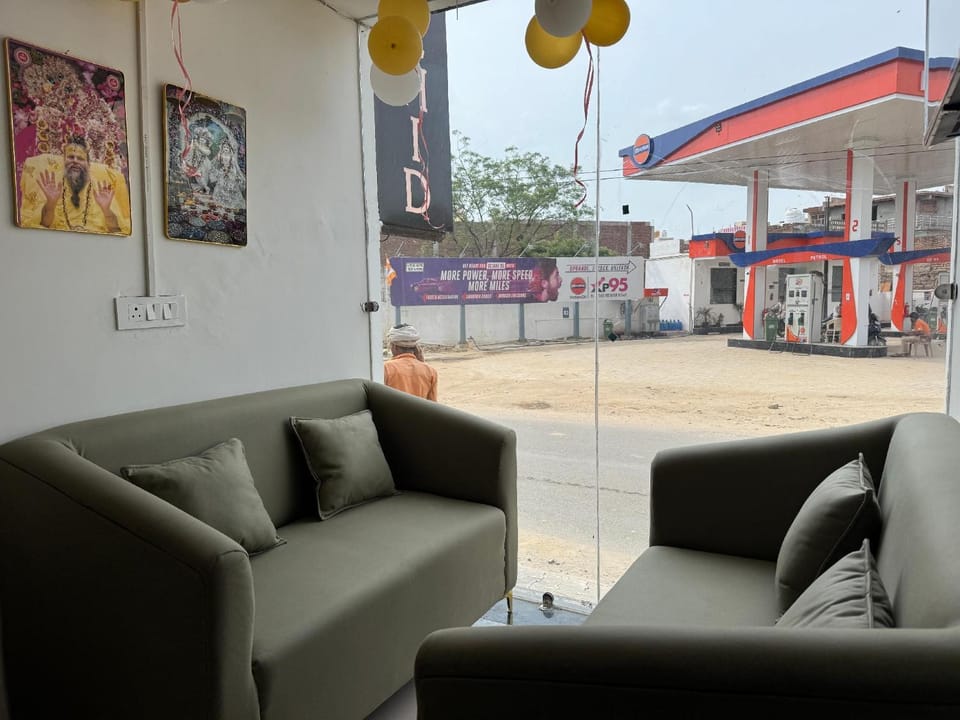 View (from property/room), Seating area, Dining area, City view
