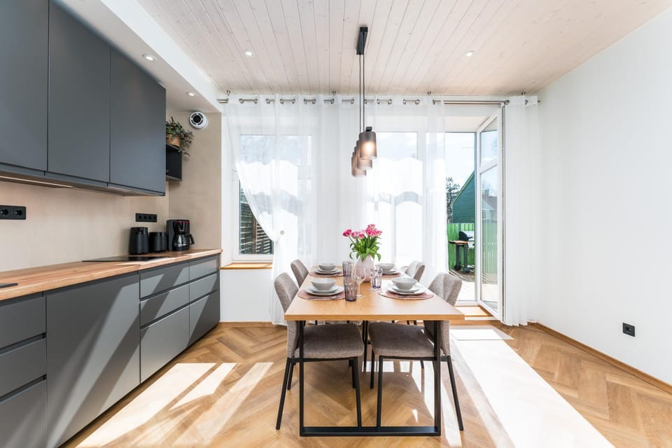 Kitchen or kitchenette, Dining area