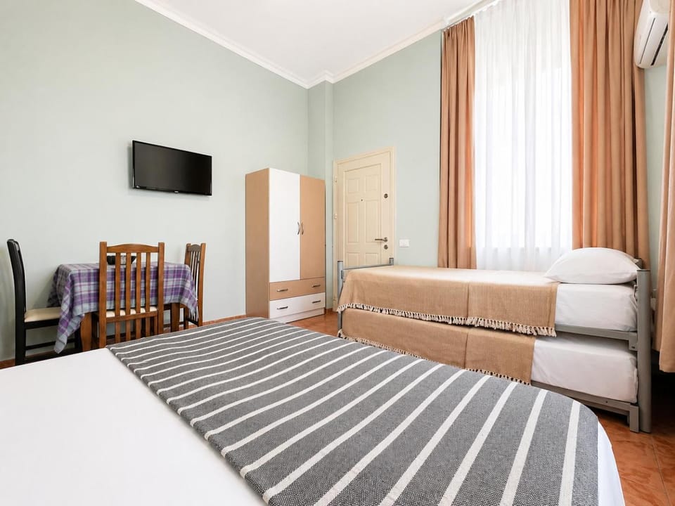 Bed, TV and multimedia, Dining area, Bedroom