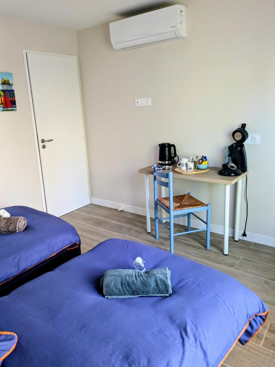Bed, Photo of the whole room, Bedroom, towels, air conditioner