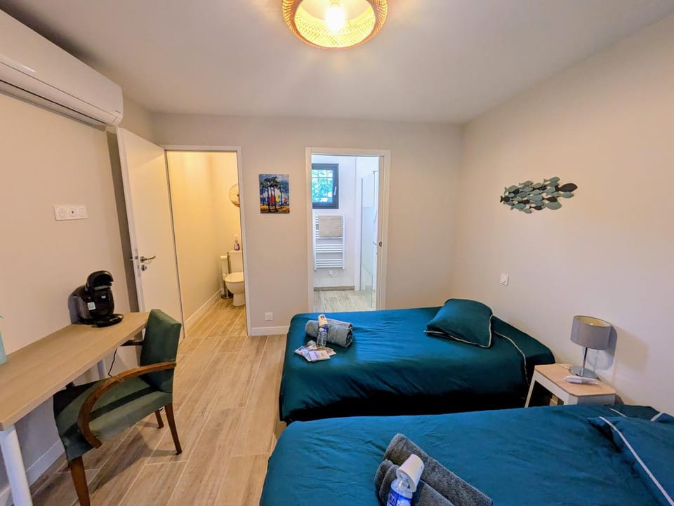 Photo of the whole room, Bedroom