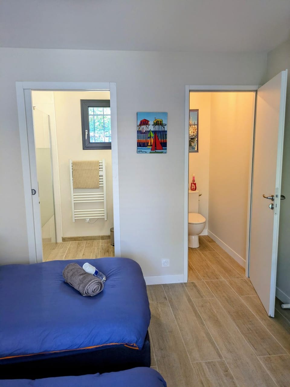 Photo of the whole room, Bedroom