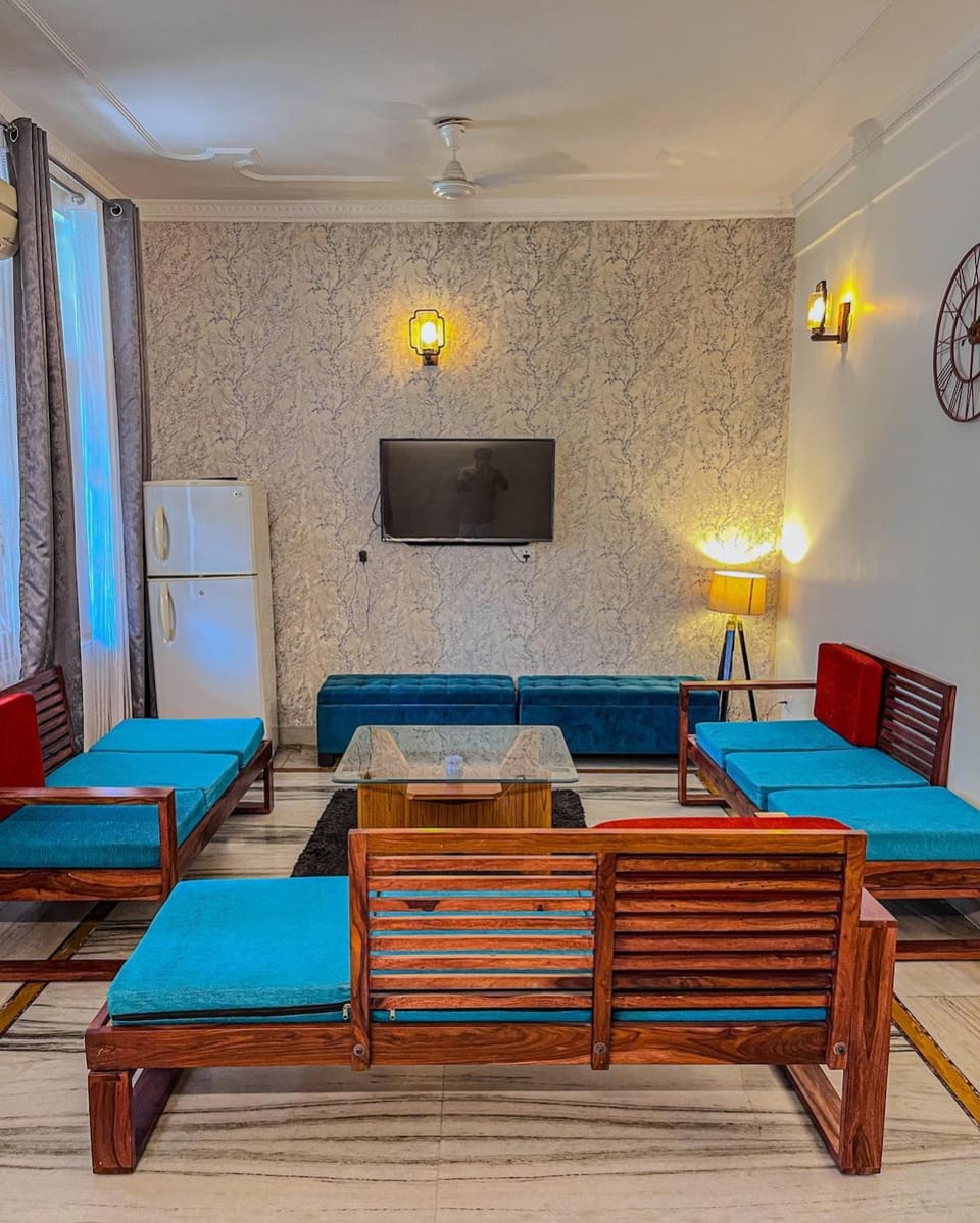 Communal lounge/ TV room, Living room, Seating area