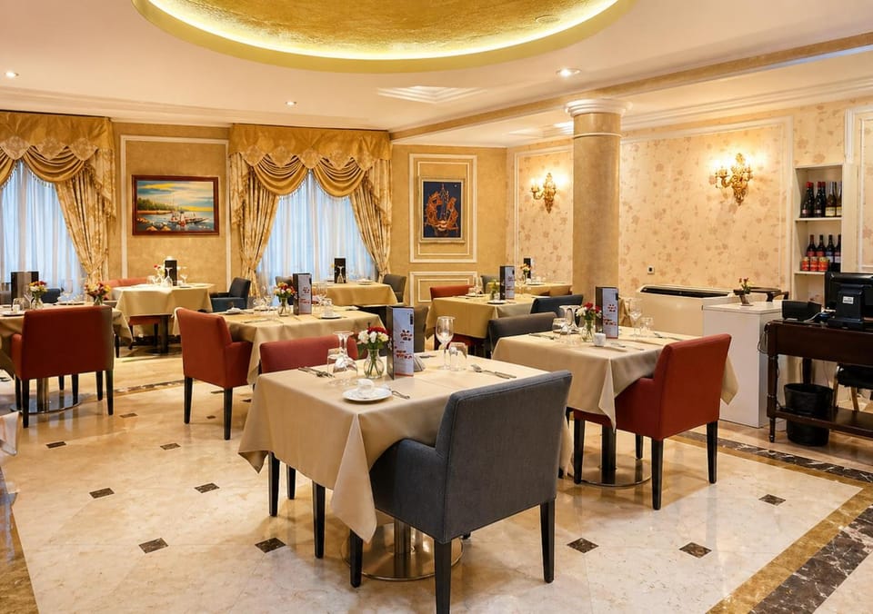 Property building, Restaurant/places to eat, Restaurant/places to eat, Kitchen or kitchenette, Banquet/Function facilities, Seating area, Breakfast, kitchen, kitchen
