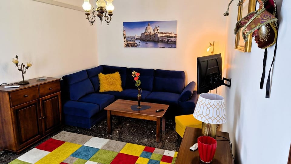 Bed, TV and multimedia, Living room, Photo of the whole room, Seating area