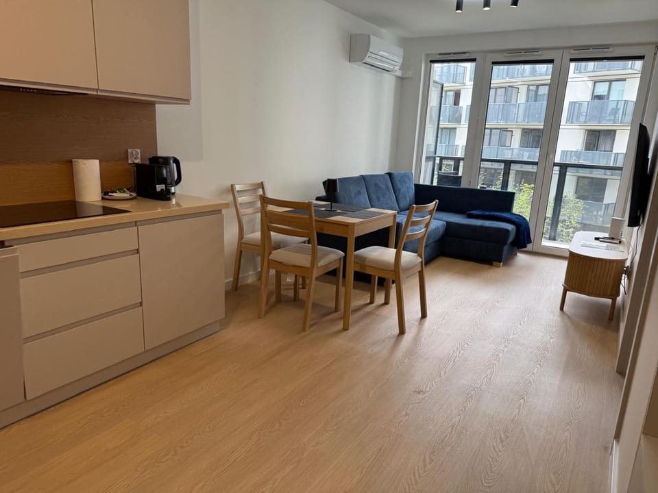 TV and multimedia, Coffee/tea facilities, Kitchen or kitchenette, Living room, Seating area, Dining area