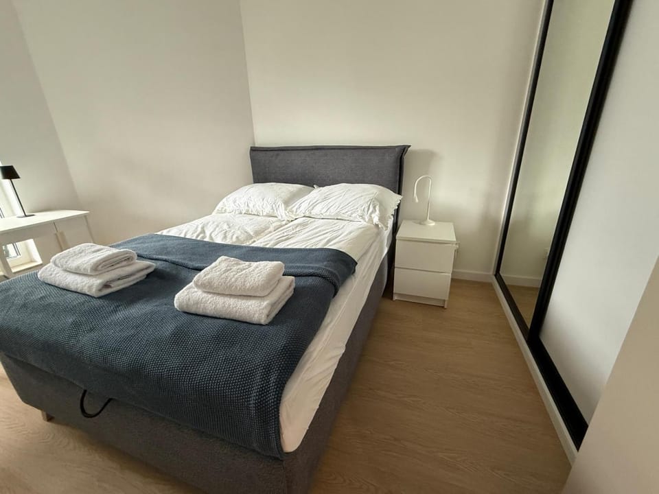 Bed, Bedroom, towels