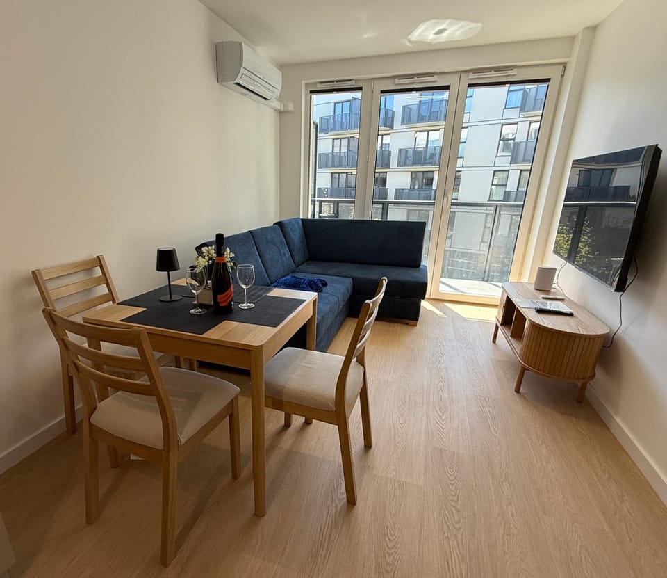 TV and multimedia, Living room, Seating area, Dining area, air conditioner