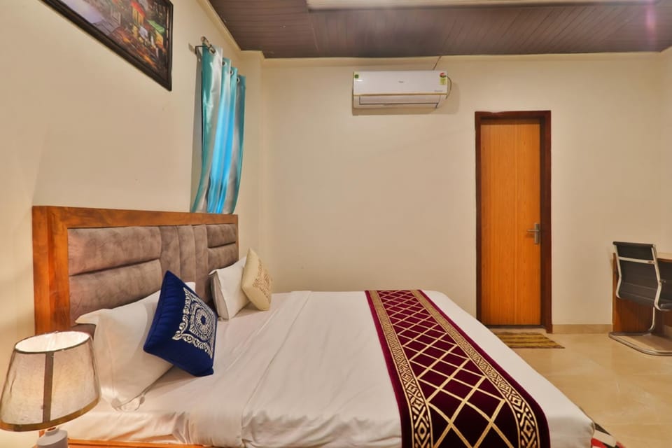 Bed, TV and multimedia, Living room, Photo of the whole room, Seating area, Bedroom, air conditioner