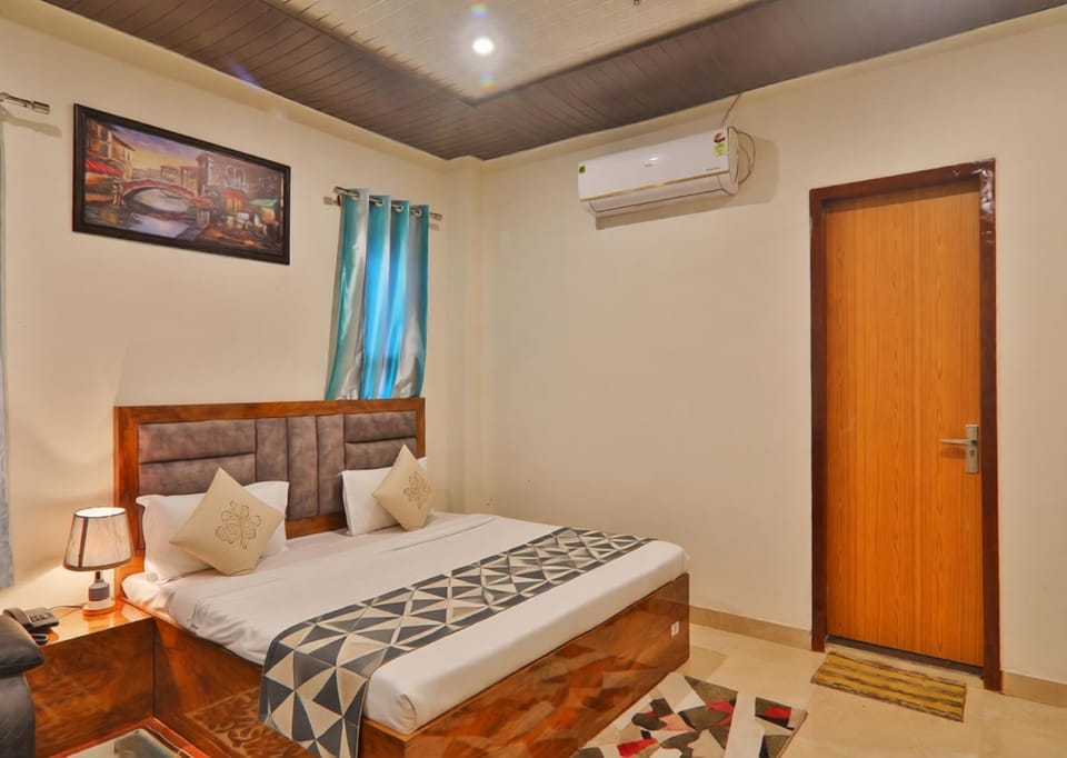 Bed, TV and multimedia, Photo of the whole room, Bedroom, towels, wardrobe, air conditioner