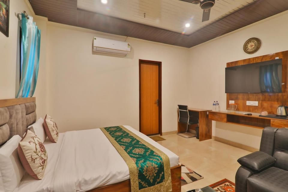 Bed, TV and multimedia, Living room, Photo of the whole room, Seating area, Bedroom, hair dresser, air conditioner