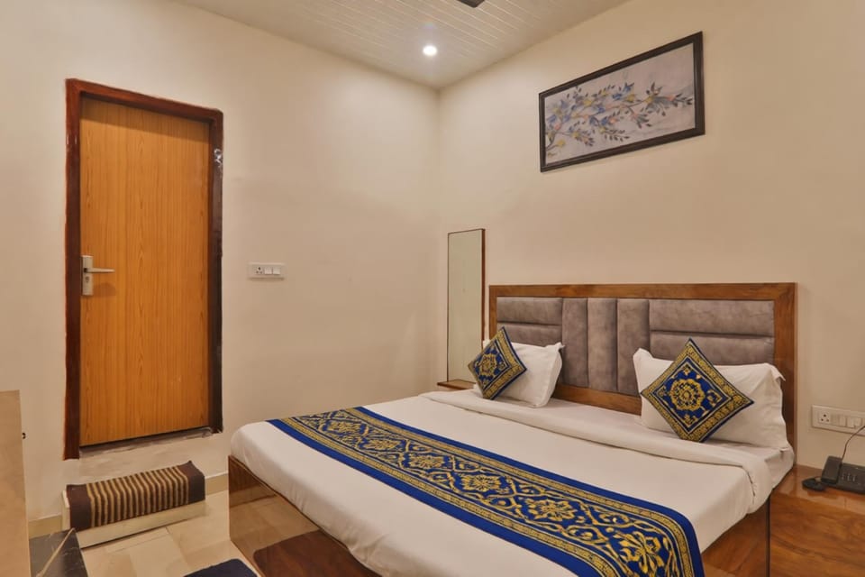 Bed, Living room, Photo of the whole room, Seating area, Bedroom