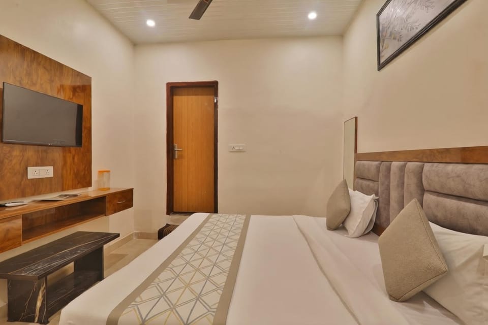 Communal lounge/ TV room, Bed, TV and multimedia, Living room, Photo of the whole room, Seating area, Evening entertainment, Bedroom, hair dresser, wardrobe