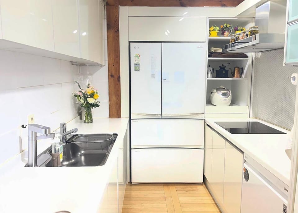Kitchen or kitchenette, dishwasher, stove