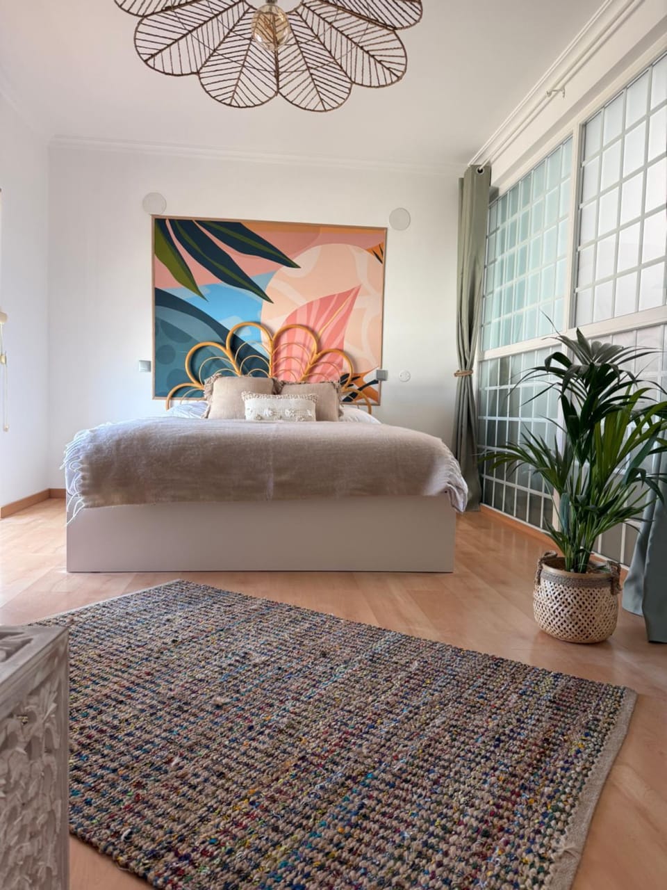 Photo of the whole room, Bedroom