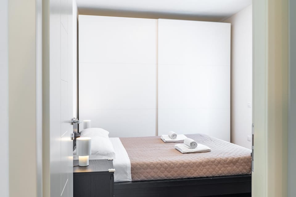 Bed, Bedroom, towels