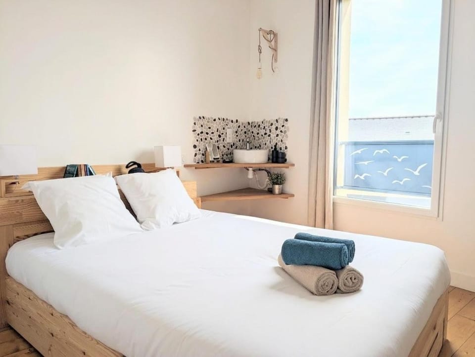 Bed, Photo of the whole room, Bedroom, towels