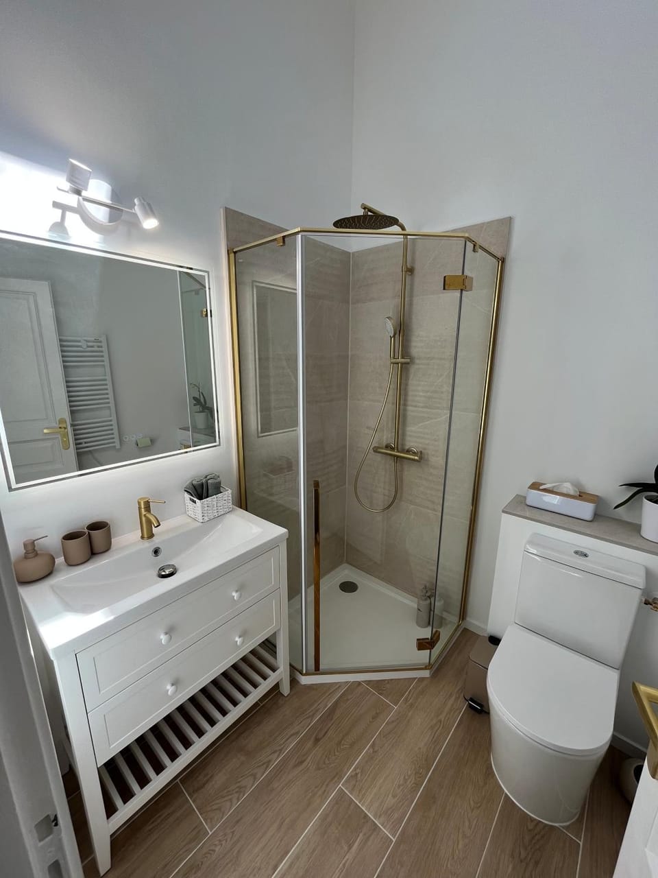 Shower, Toilet, Bathroom, towels