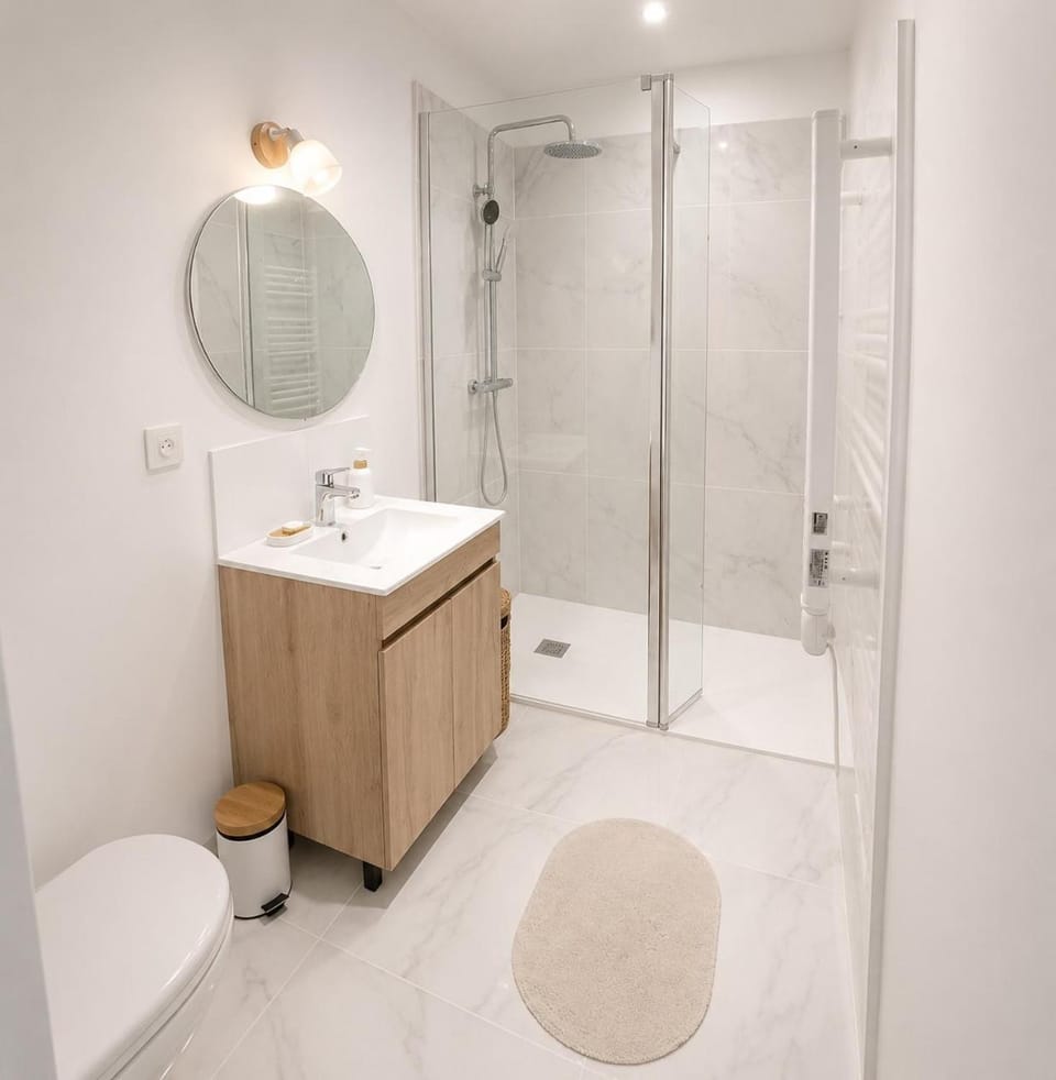 Shower, Toilet, Bathroom, towels