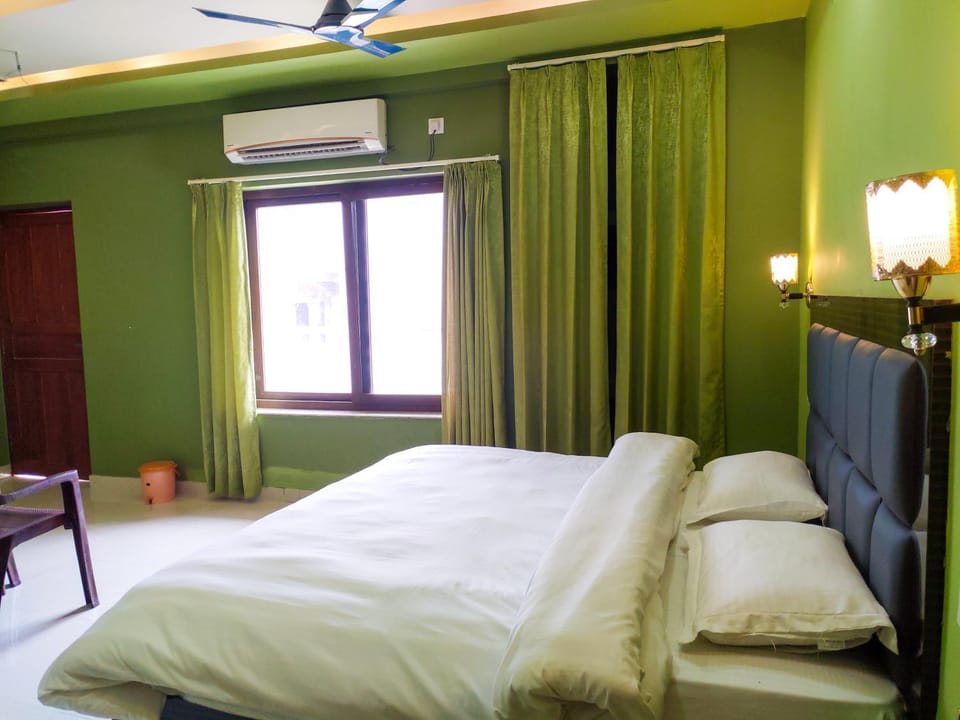 Photo of the whole room, Bedroom, fireplace, air conditioner