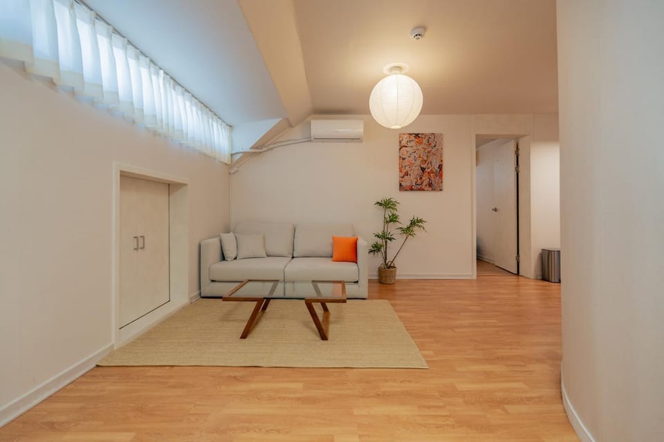 House of Space Up to 21 people 5 minutes from Banwoldang Station 11 beds 210 sq ft 3 bathrooms Ideal for large groups Designer interior Apartment in Daegu