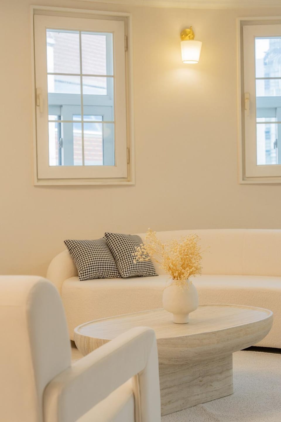 House of Space Up to 21 people 5 minutes from Banwoldang Station 11 beds 210 sq ft 3 bathrooms Ideal for large groups Designer interior Apartment in Daegu