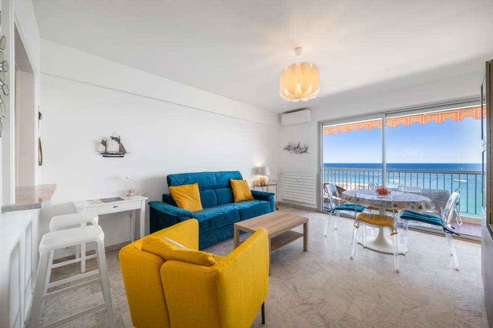 Natural landscape, View (from property/room), Balcony/Terrace, Living room, Seating area, Dining area, Sea view