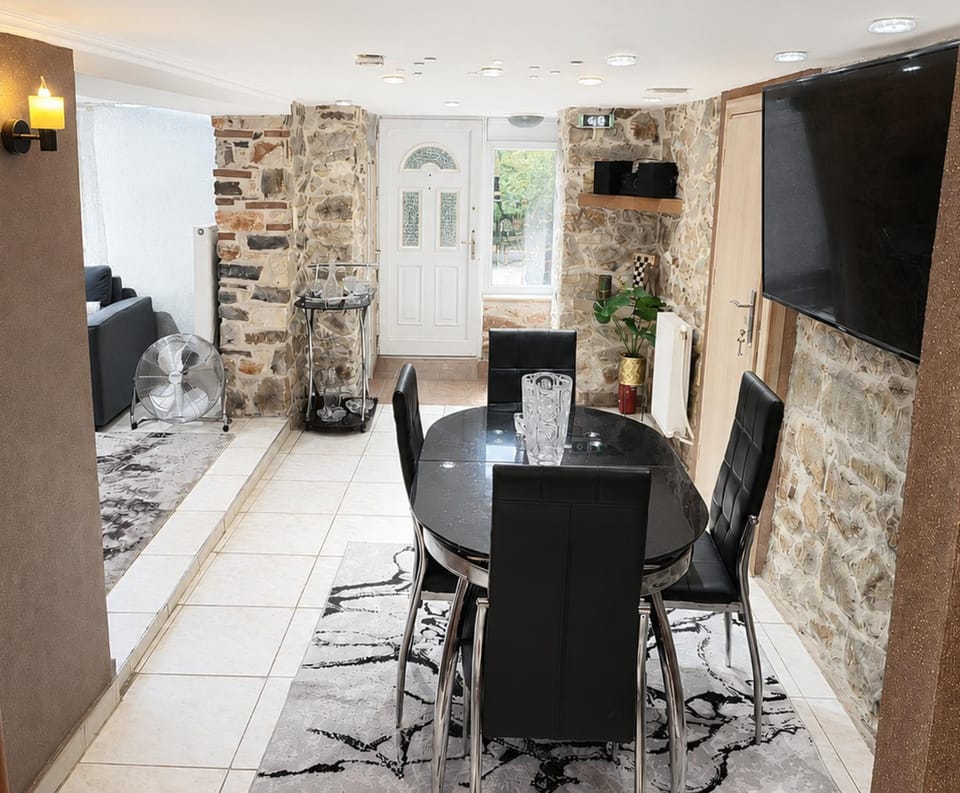 Communal lounge/ TV room, TV and multimedia, Kitchen or kitchenette, Living room, Seating area, Dining area