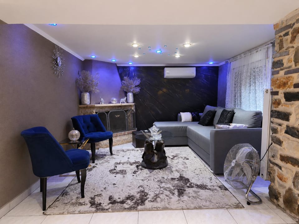 TV and multimedia, Living room, Seating area, air conditioner