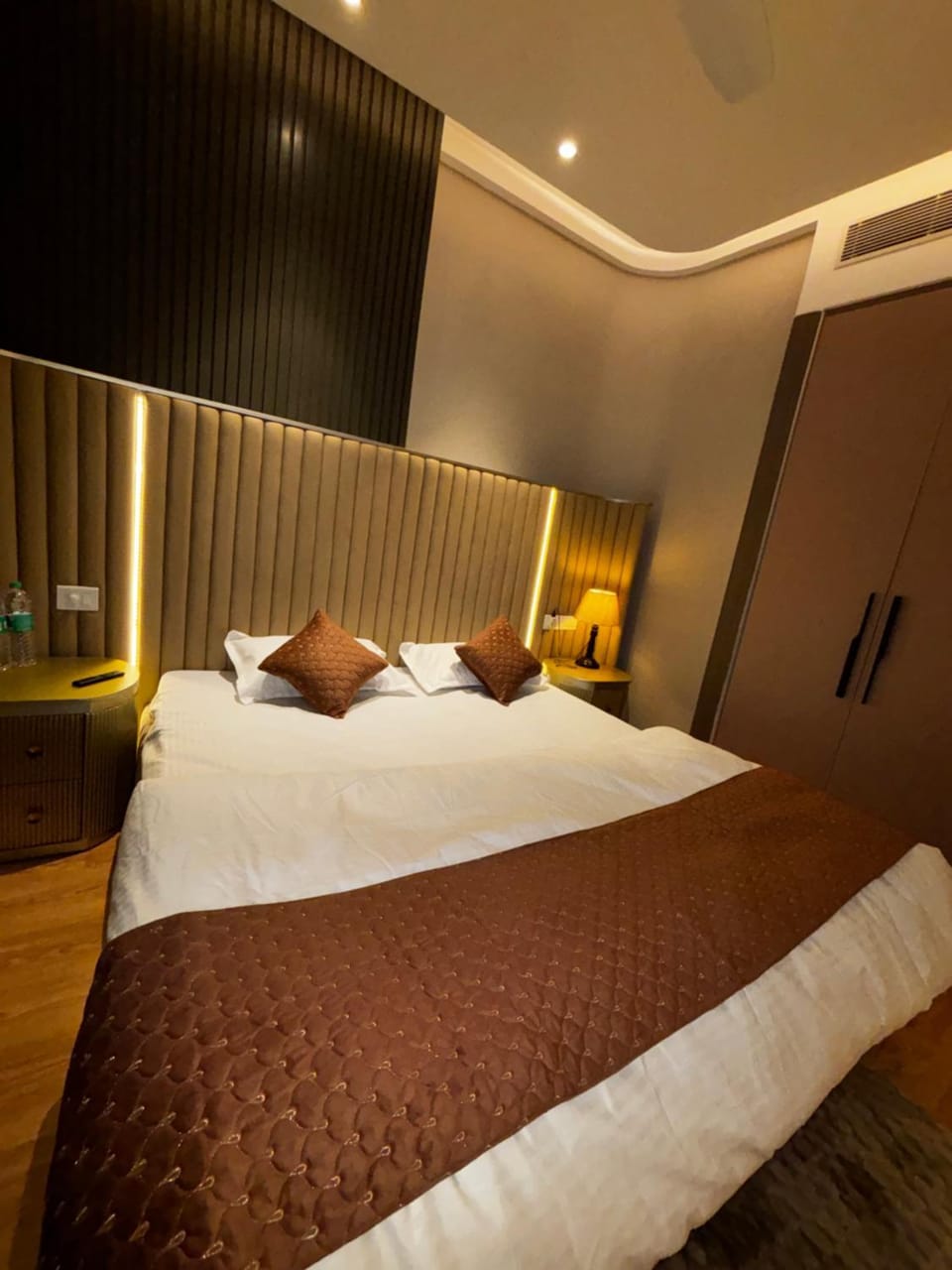 Sky-High Infinity Pool & Luxurious bedroom suite Apartment in Gurugram