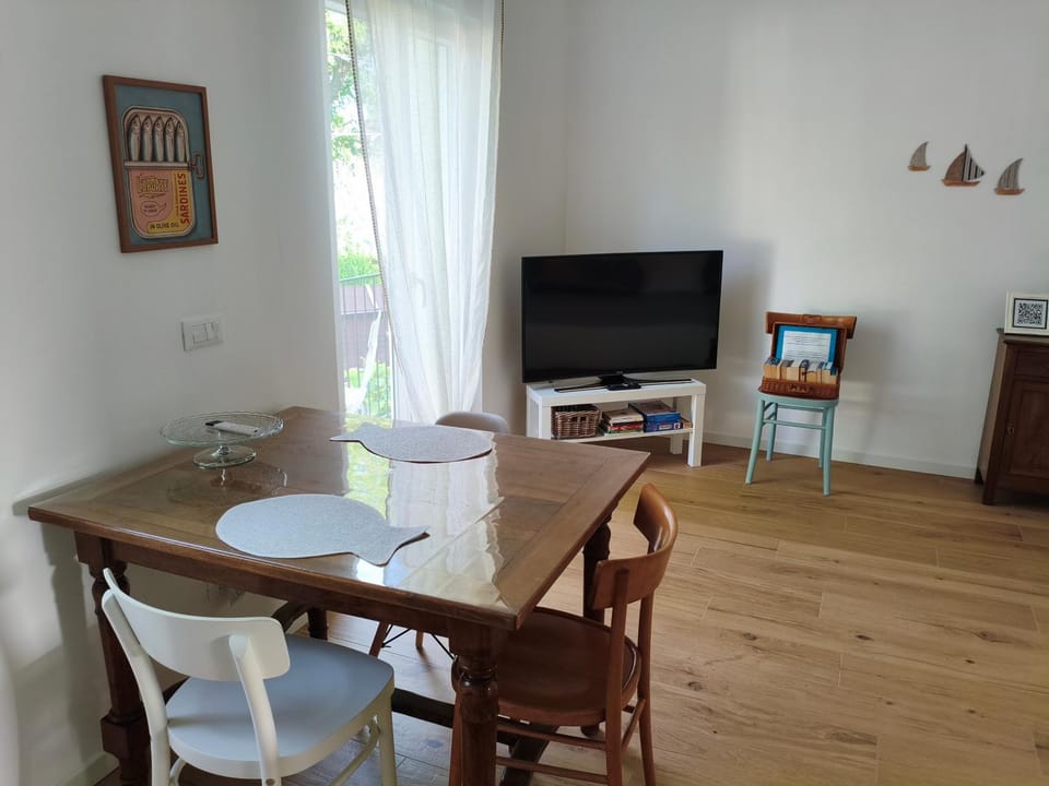 TV and multimedia, Living room, Seating area, Dining area