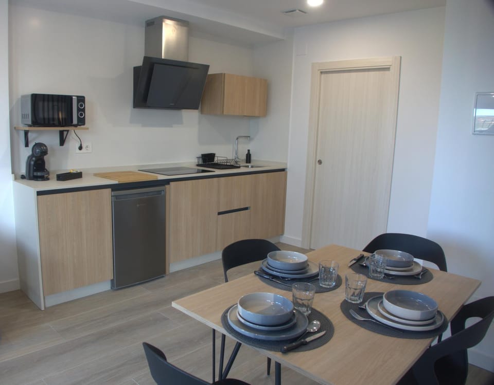 Coffee/tea facilities, Kitchen or kitchenette, Dining area, stove, toaster