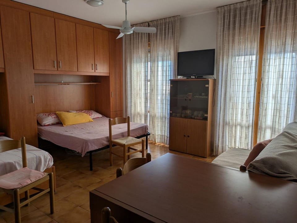 Communal lounge/ TV room, Bed, TV and multimedia, Bedroom