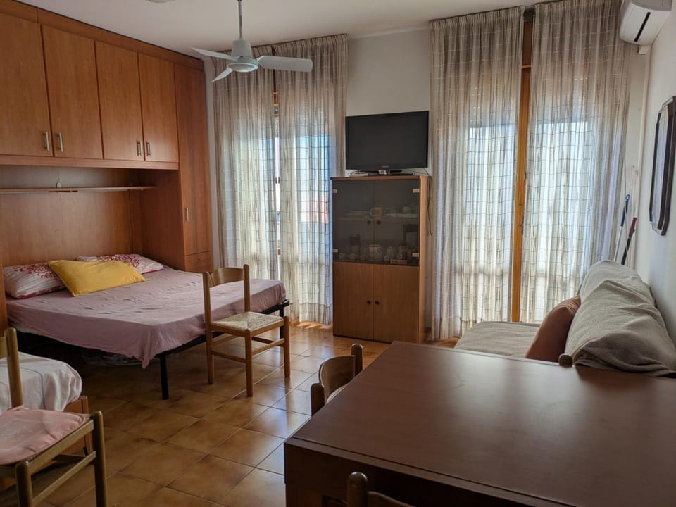 Communal lounge/ TV room, Bed, TV and multimedia, Bedroom