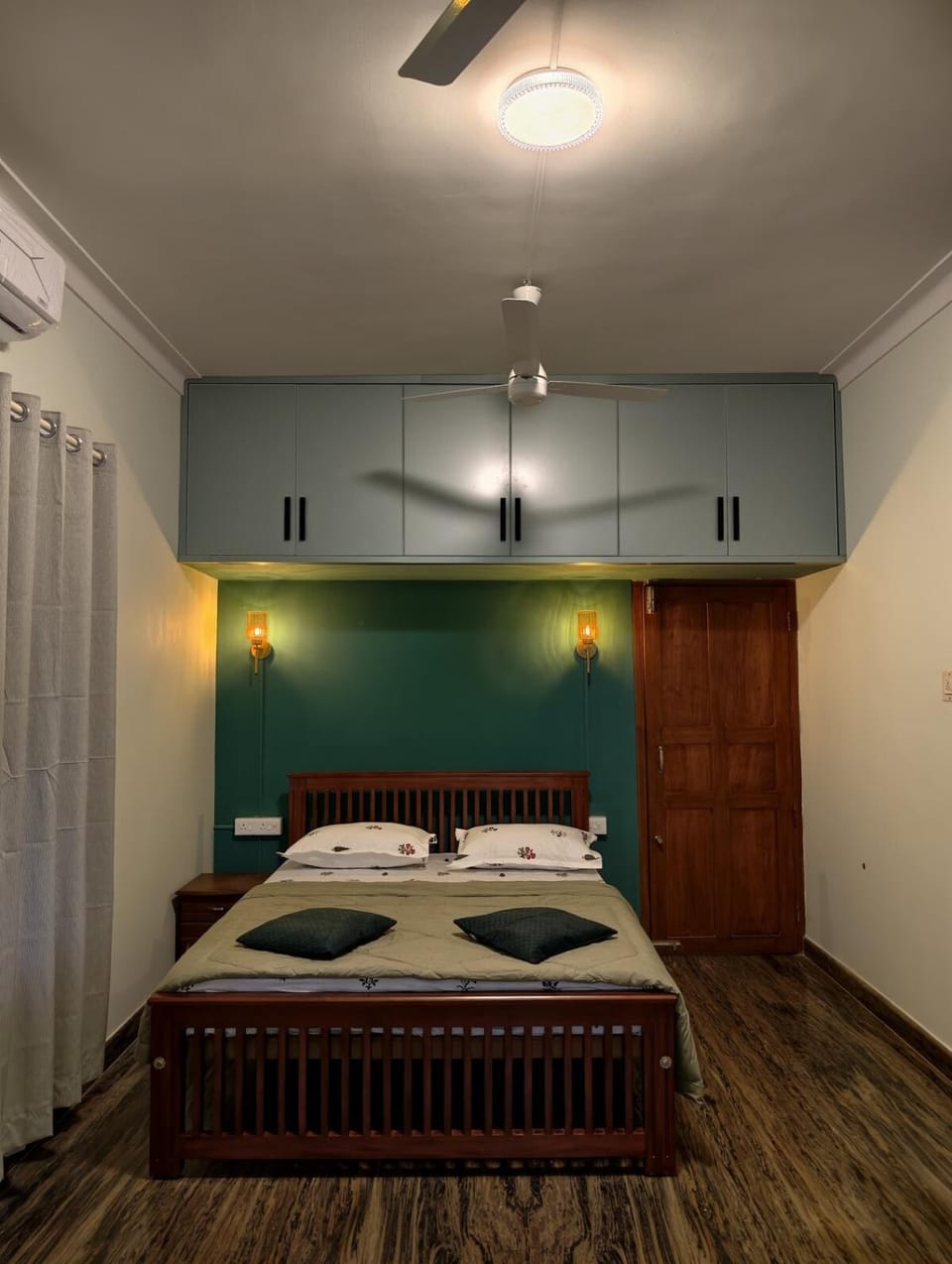 Bed, Photo of the whole room, wardrobe, air conditioner