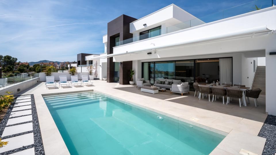 Property building, Off site, Day, Swimming pool, sunbed