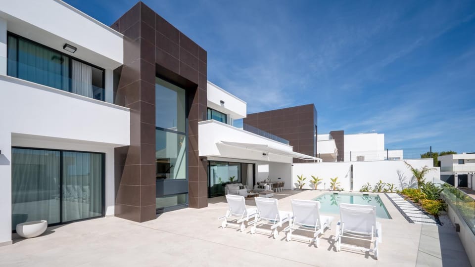 Property building, Off site, Day, Swimming pool, sunbed