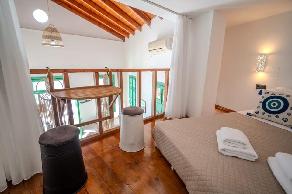 Property building, Bed, Living room, Photo of the whole room, Seating area, Bedroom, towels, air conditioner