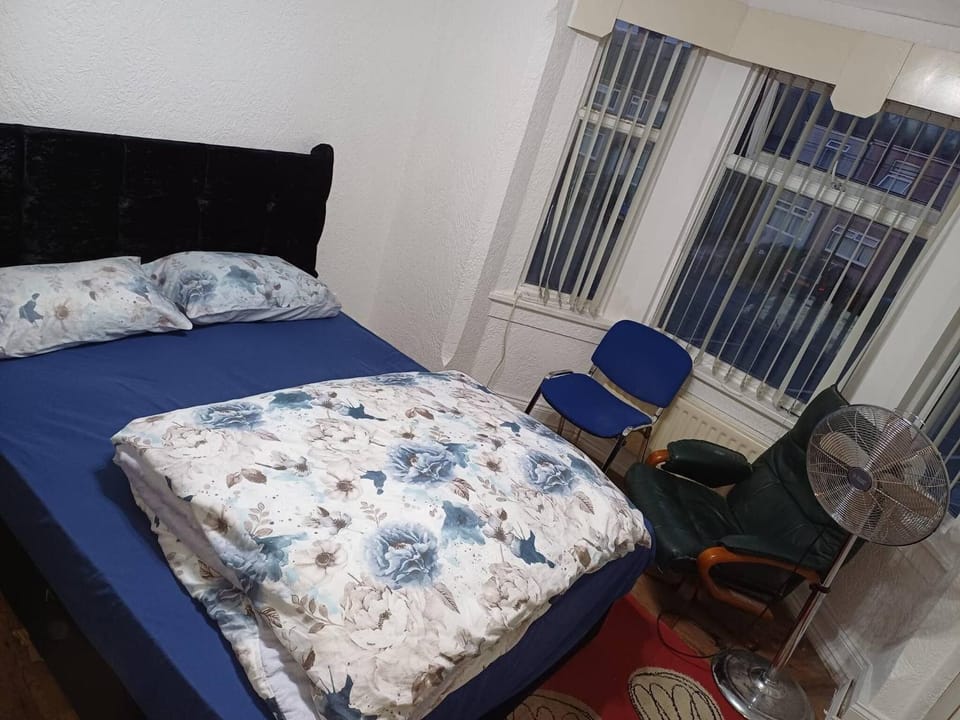 Furnished Spacious Double Room near CBS Arena M6 in CV6 4DF Bed and Breakfast in Coventry