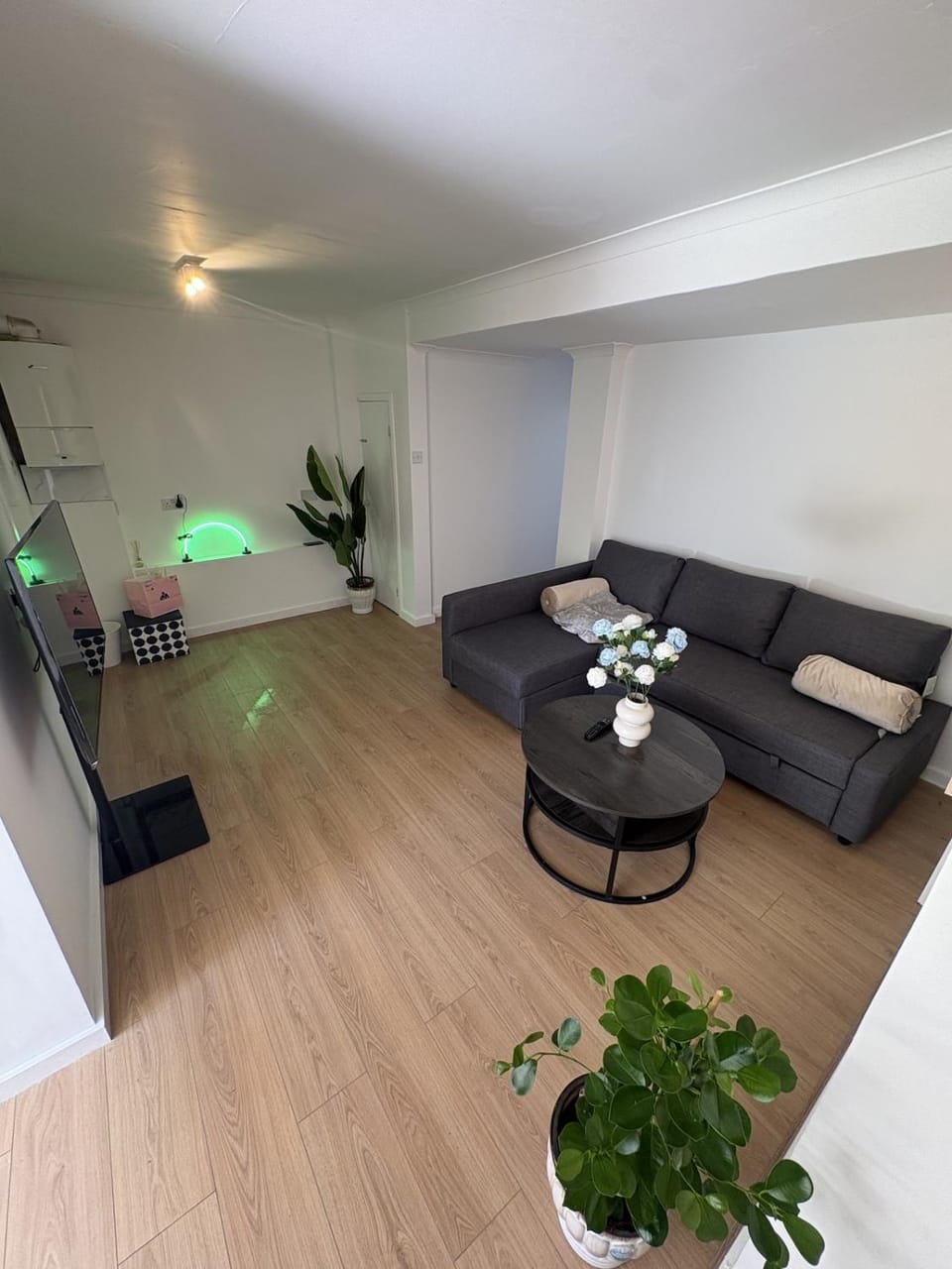 Modern 3 bedroom Home in Cobham Peaceful Location Apartment in England