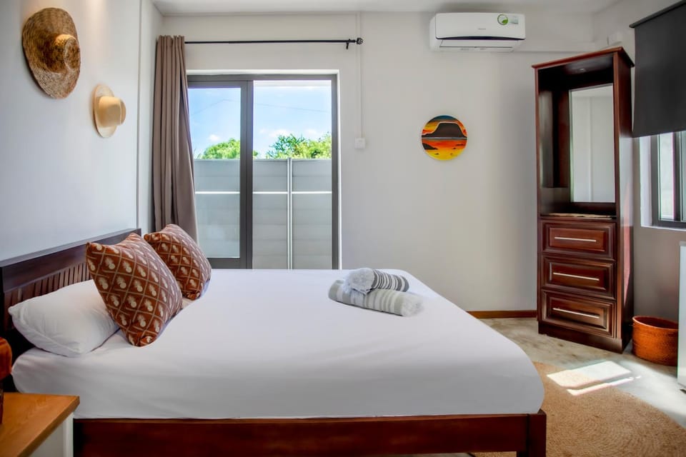 Bed, TV and multimedia, Photo of the whole room, Bedroom, towels, air conditioner