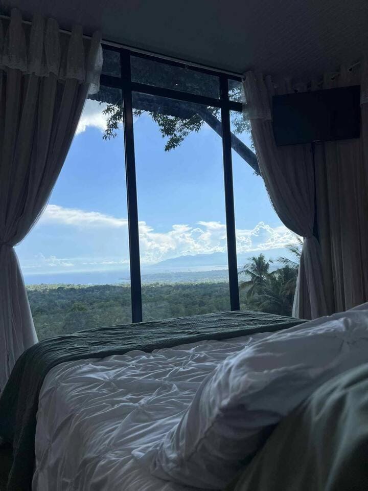 15 mins from barge with tub + wifi (glass cabin) Cabin in Island Garden City of Samal