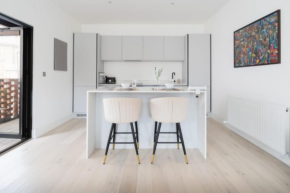 Stylish 2BR Flat by Richmond Park Apartment in Kingston upon Thames