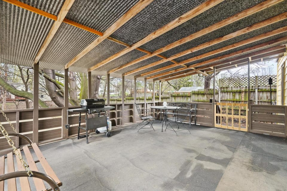 Theater Nights, Game Room & Balcony Delights House in Rockford