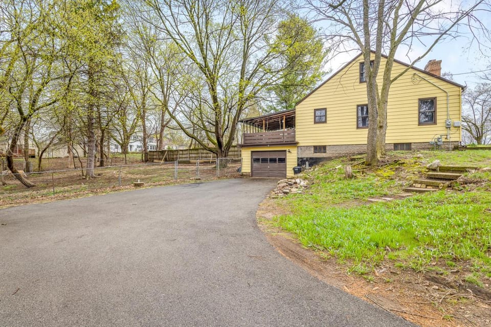 Theater Nights, Game Room & Balcony Delights House in Rockford